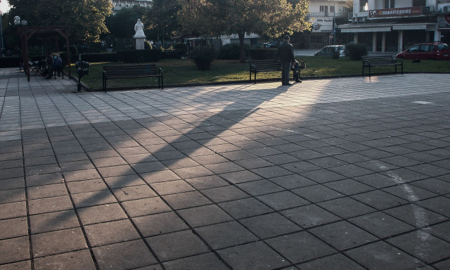 Τρίκαλα: Σοβαρό εργατικό ατύχημα – Υπάλληλος του Δήμου έπεσε από απορριμματοφόρο