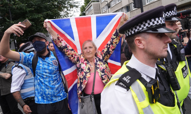 Μεγάλη Βρετανία: Σοβαρά επεισόδια σε διαδηλώσεις κατά των μεταναστών