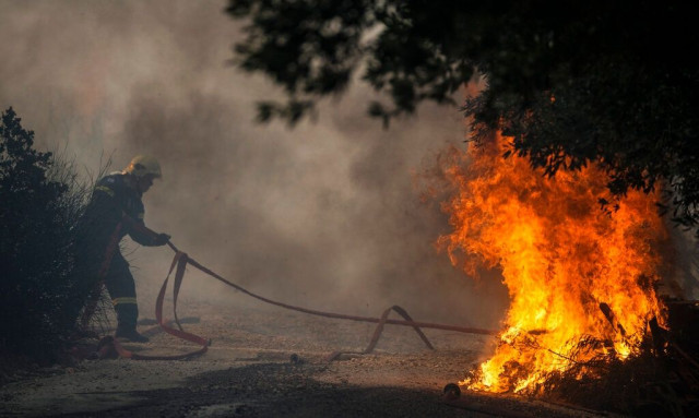 Οριοθετήθηκε η φωτιά στον Άγιο Νικόλαο