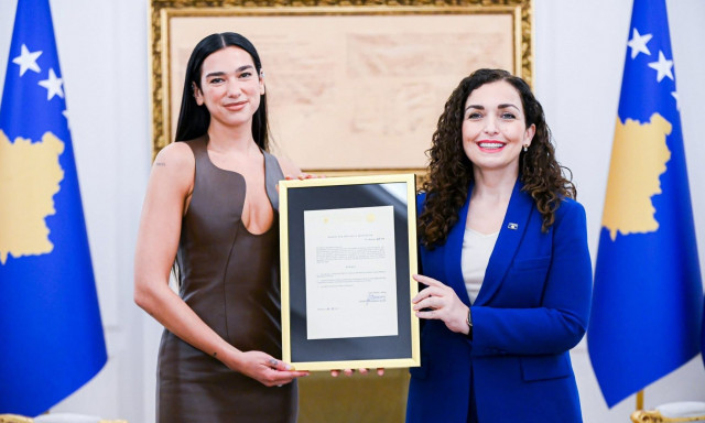 Ντούα Λίπα: Έλαβε την Κοσοβάρικη υπηκοότητα -«Μια από τις εμβληματικότερες προσωπικότητες της χώρας»