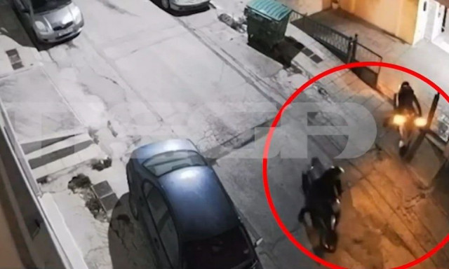 Καρέ – καρέ κλοπή μοτοσυκλέτας από προαύλιο σπιτιού στην Ηλιούπολη: Βίντεο ντοκουμέντο