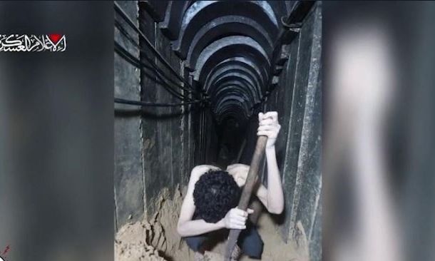 Ανατριχιαστικό βίντεο με Ισραηλινό όμηρο να σκάβει τον τάφο του