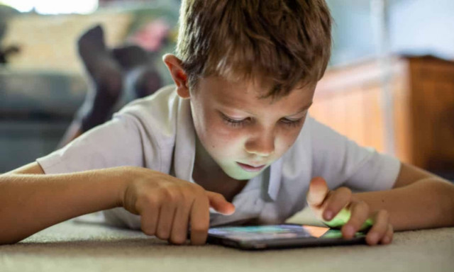 Πώς να οργανώσετε τις καλοκαιρινές διακοπές του παιδιού σας ώστε να μην είναι συνέχεια στο τηλέφωνο