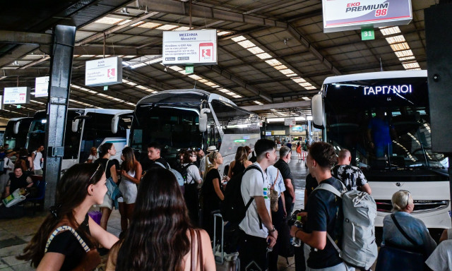 Όπου... φύγει φύγει οι αδειούχοι του Αυγούστου – Γεμάτα φεύγουν τα λεωφορεία από τα ΚΤΕΛ