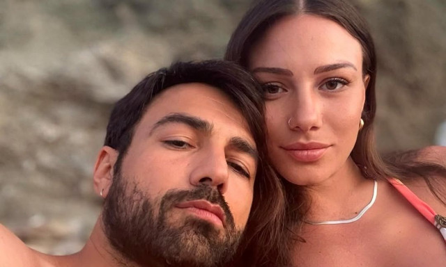 Σιμώνη Χριστοδούλου: Πόζαρε με χρωματιστό μπικίνι και φουσκωμένη κοιλίτσα στην παραλία