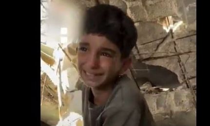 Γάζα: Συγκλονίζει μικρό αγόρι που ψάχνει στα χαλάσματα τους παππούδες του – «Εδώ είναι…»