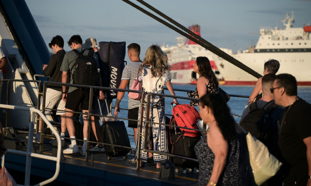 Διακοπές στο πατρικό και σε εξοχικά συγγενών και φίλων – Μία περιουσία για ακτοπλοϊκά και καταλύματα