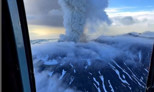 Ρωσία: Ηφαίστειο ξυπνά μετά από 600 χρόνια: Η έκρηξη του Κρασενίνικοφ καταγράφηκε από ελικόπτερο