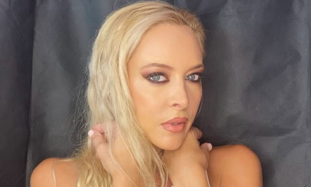 Φαίη Ξυλά: Μαγνήτισε τα βλέμματα ποζάροντας με κόκκινο μπικίνι και χωρίς ίχνος μακιγιάζ