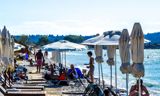 Άδεια η Αθήνα - Ανάσες δροσιάς αναζητούν οι κάτοικοι σε παράλιες της Αττικής