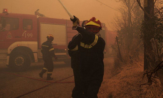 Φωτιά στη Μικρή Σάντα Ημαθίας - Στη μάχη και εναέρια μέσα