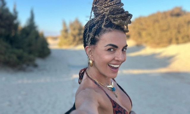 Μαρία Σολωμού: Χόρεψε με τα κύματα στην Σαντορίνη φορώντας μαύρο μπικίνι