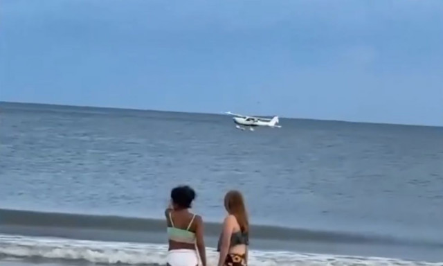 ΗΠΑ: Η στιγμή που αεροπλάνο κάνει αναγκαστική προσθαλάσσωση μπροστά σε λουόμενους