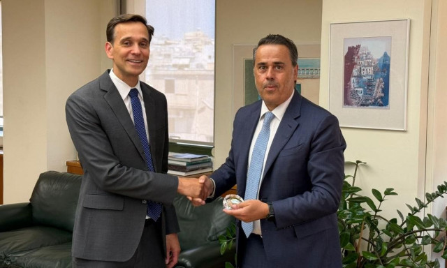 Ο Παπασταύρου συναντήθηκε με τον νέο επιτετραμένο στην πρεσβεία των ΗΠΑ