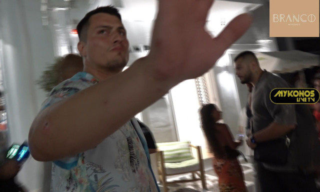 Ο Simone Susinna στη Μύκονο - Περικυκλώθηκε από θαυμάστριες ο σταρ των ταινιών «365 Ημέρες»