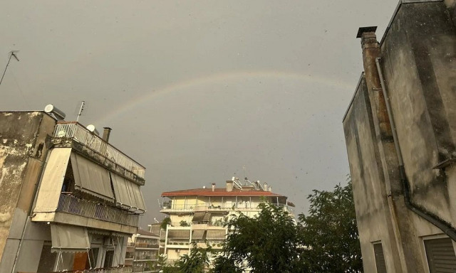 Κακοκαιρία: Πρωτοφανές μπουρίνι στα Τρίκαλα - Ισχυρή βροχή, χαλάζι και ζημιές στην πόλη