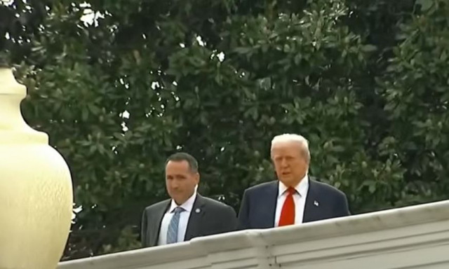 ΗΠΑ: Ο Τραμπ στη στέγη του Λευκού Οίκου - Βίντεο