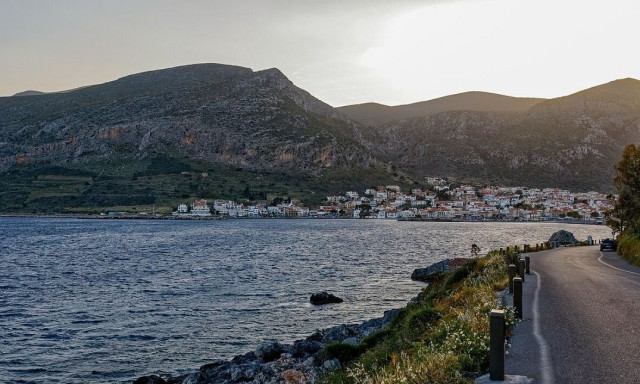 Ένα άγνωστο «ησυχαστήριο»: Το γραφικό χωριό με τους 450 κατοίκους που συνδυάζει βουνό και θάλασσα