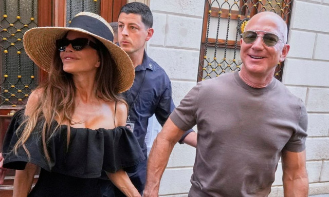 Οι διακοπές των Μπέζος:Βόλτες στη Μεσόγειο με τον Λεονάρντο Ντι Κάπριο και την αγαπημένη του