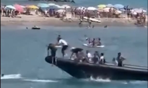 Ισπανία: «Τάκλιν» σε μετανάστες που αποβιβάστηκαν σε παραλία έκαναν λουόμενοι - Δείτε βίντεο