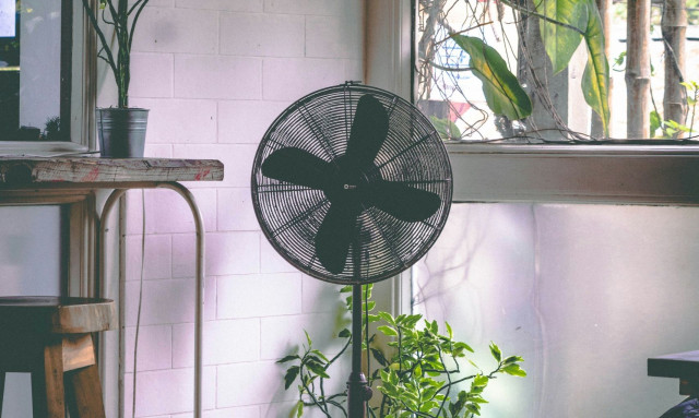 Αυτό το κόλπο κάνει τον ανεμιστήρα κλιματιστικό στο λεπτό - Τι να κάνετε