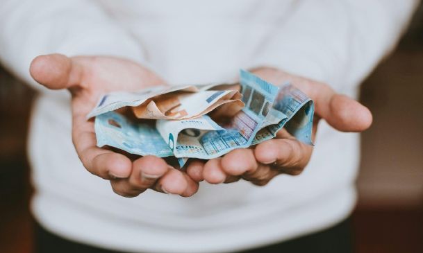 Η χαρά της δεν κράτησε πολύ: Bρήκε τα χαμένα 5.500 ευρώ, αλλά η τράπεζα αρνείται να τα δεχτεί