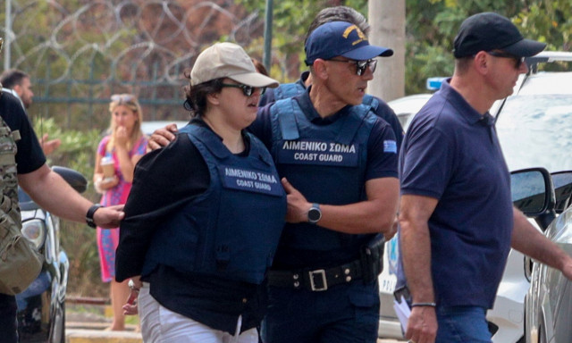 Παλαιό Φάληρο: Με δάκρυα στα μάτια βγήκε από τον ανακριτή η μητέρα έπειτα από μαραθώνια απολογία