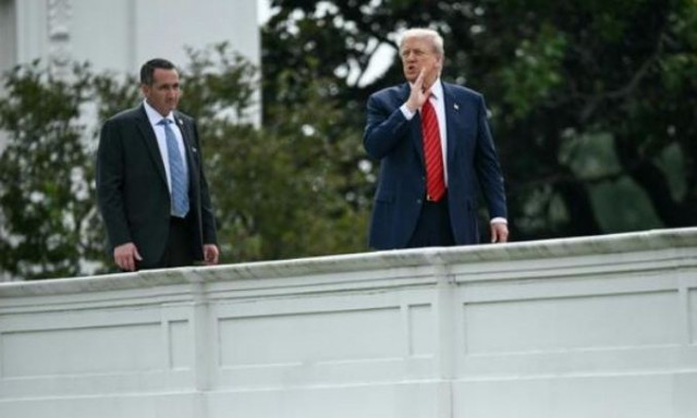 Ο Τραμπ «βόλταρε» στην ταράτσα του Λευκού Οίκου: «Τι κάνετε εδώ; Θα αναπτύξω πυρηνικούς πυραύλους»