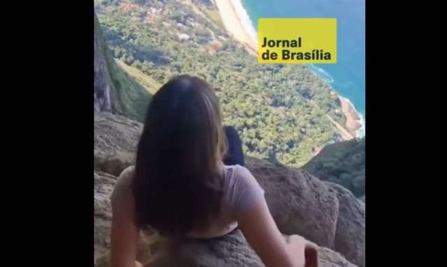 Ρίσκαρε τη ζωή της για μία φωτογραφία: Τουρίστρια στη Βραζιλία κάθεται σε επικίνδυνο βράχο