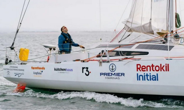 Ο Ketchell επιχειρεί να γίνει ο πρώτος άνθρωπος που θα γυρίσει τον κόσμο από ξηρά, αέρα και θάλασσα