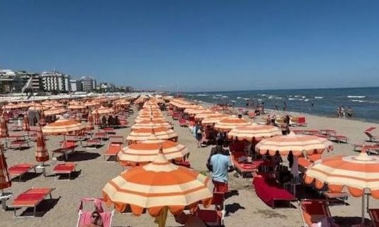 Ιταλία - Άδεια τουριστικά θέρετρα: Κλειστές ομπρέλες και άδειες ξαπλώστρες: «Ούτε στον κορονοϊό»