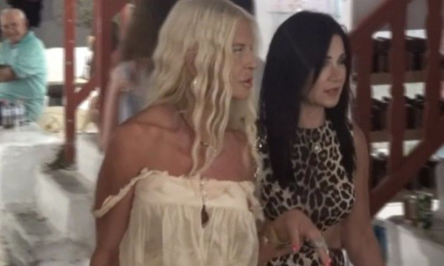 Μαρίνα Σταυράκη: Μαγνήτισε όλα τα βλέμματα στα σοκάκια της Μυκόνου - Βίντεο