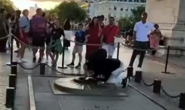 Οργή στη Γαλλία: Άνδρας αναψε τσιγάρο από τη φλόγα στον Τάφο του Αγνώστου Στρατιώτη