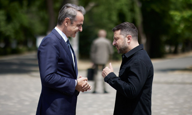 Τηλεφωνική επικοινωνία Μητσοτάκη - Ζελένσκι: Στο τραπέζι αεράμυνα και ανάκαμψη της Ουκρανίας