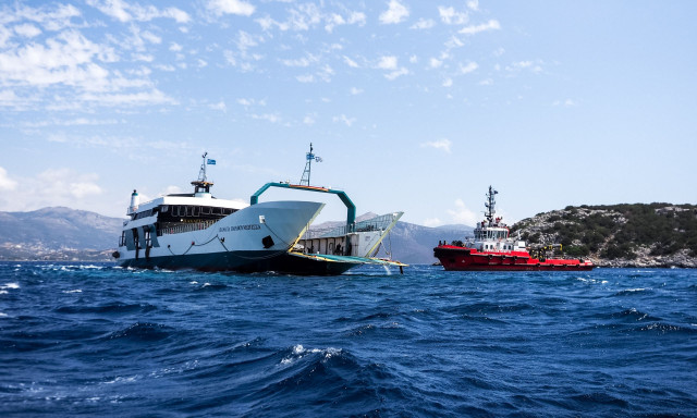 Νέα Στύρα: Σε εξέλιξη η επιχείρηση αποκόλλησης του φέρι μποτ από την ξέρα - Φωτογραφίες