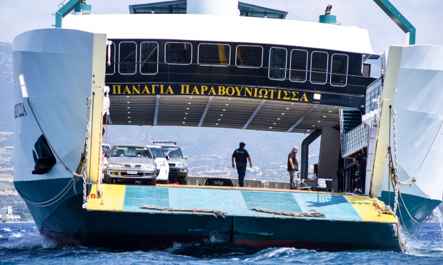 Νέα Στύρα: Απομακρύνθηκαν τα πρώτα οχήματα από το πλοίο - Στον ανακριτή ο καπετάνιος