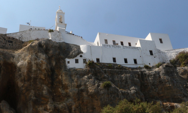 Παναγία Σπηλιανή: Η θαυματουργή Μονή της Νισύρου που είναι χτισμένη στη σπηλιά ενός μεγάλου βράχου