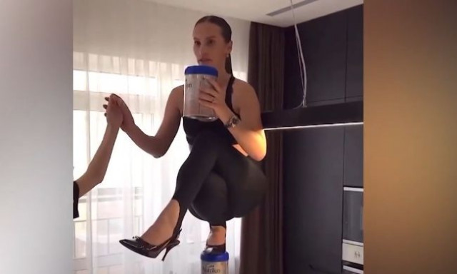 Ρωσία: Γυναίκα έσπασε οστό στη σπονδυλική της στήλη μετά το «Nicki Minaj stiletto challenge»