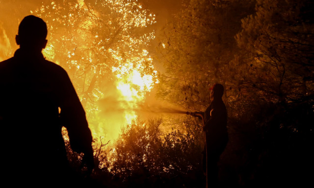 Υπό έλεγχο η φωτιά στη Βάρη Αττικής