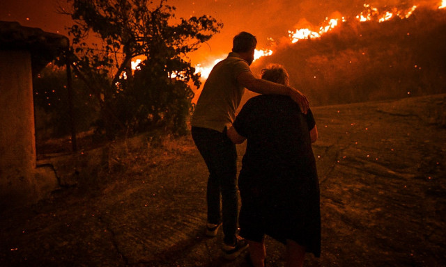 Φωτιά στην Ηλεία: Διαθέσιμα δωμάτια για τους πυρόπληκτους της Ηράκλειας – Μάχες με τις αναζωπυρώσεις