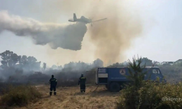 Φωτιά στην Πρέβεζα: Απομακρύνονται ηλικιωμένοι - Κάηκαν τουλάχιστον δύο σπίτια