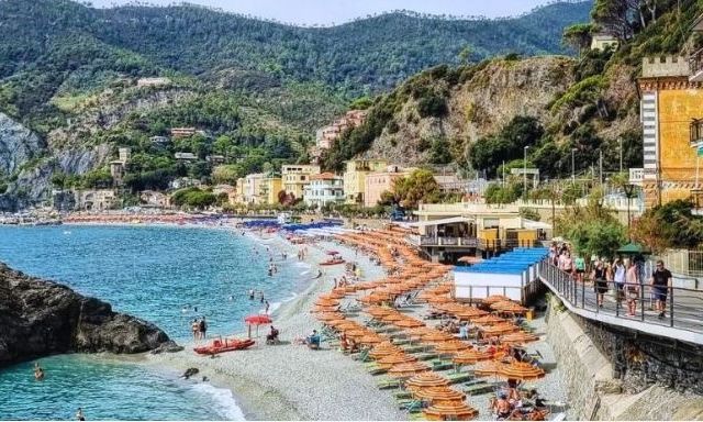 Ιταλία: Οργή για το κόστος σε ομπρέλες και ξαπλώστρες - Οι τιμές στις παραλίες - Άδεια τα beach bar