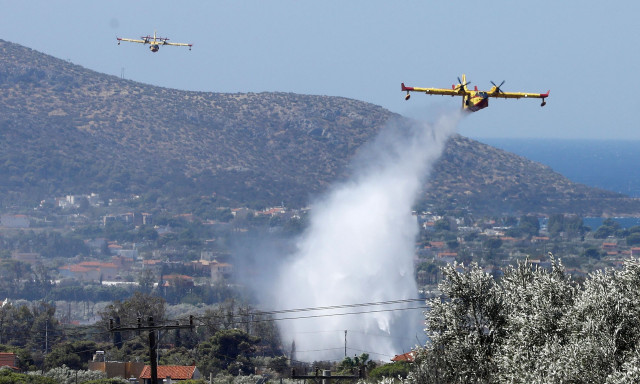 Σε ύφεση οι πυρκαγιές σε Κερατέα και Ηλεία - Υπό μερικό έλεγχο η πυρκαγιά στον Κουβαρά