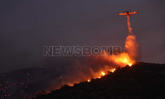 Παλαιά Φώκαια: Οι πιλότοι των Canadair συνέχισαν τις ρίψεις νερού και μετά τη δύση του ηλίου!