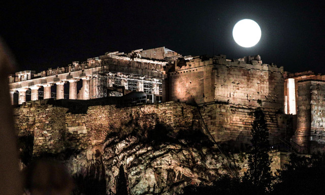 Αυγουστιάτικη Πανσέληνος: Μάγεψε τα πλήθη το φεγγάρι του Οξύρρυγχου