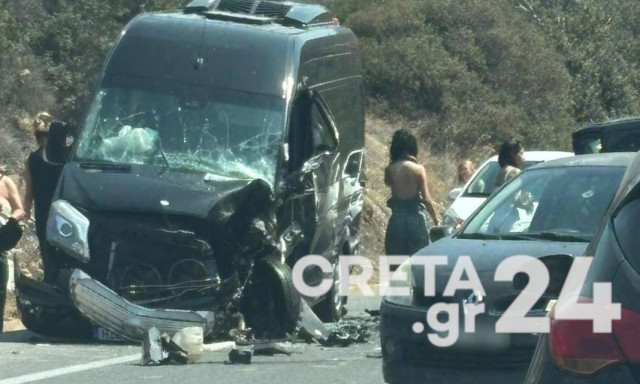 Τροχαίο ατύχημα με εμπλοκή τουριστικού βαν στον ΒΟΑΚ - Ένας σοβαρά τραυματίας