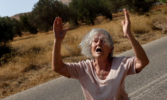 Φωτιά στην Κερατέα: Η απόγνωση προσωποποιημένη σε εικόνες που σοκάρουν