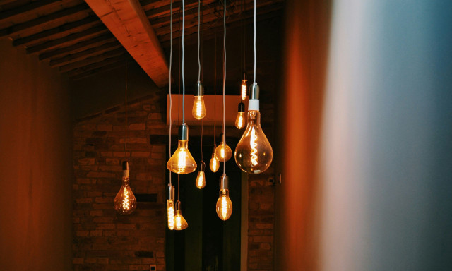 Ηλεκτρική ενέργεια: Νέα τιμολόγια και πρόσθετες υπηρεσίες στο μικροσκόπιο της ΡΑΑΕΥ