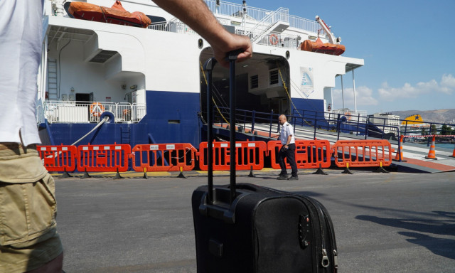 Επεισόδιο στον Πειραιά: Επιβάτες ανέβηκαν στον καταπέλτη πλοίου όταν τους είπαν δεν θα ταξιδέψουν