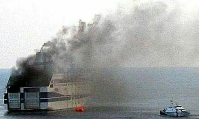 Ιταλία: Φωτιά ξέσπασε σε πλοίο με 155 επιβάτες στον κόλπο της Νάπολης